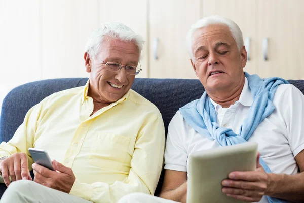 Hommes seniors utilisant la technologie — Photo