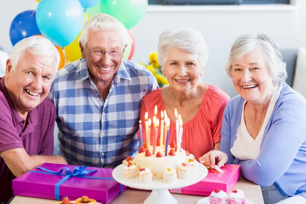 Старі люди, які святкують день народження — стокове фото