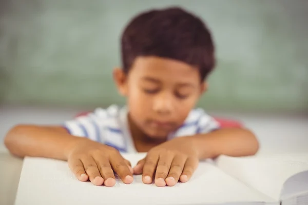 Niño de la escuela memorizando la lección — Foto de Stock