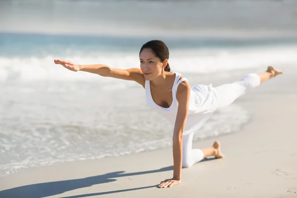 Jeune femme effectuant du yoga — Photo