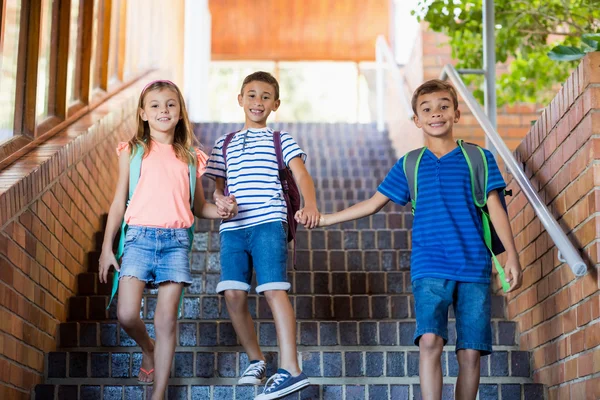 Niños de la escuela caminando por la escalera — Foto de Stock