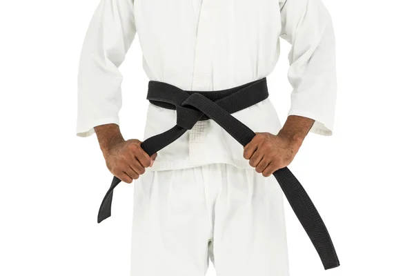 Kämpfer zieht Karate-Gürtel enger — Stockfoto