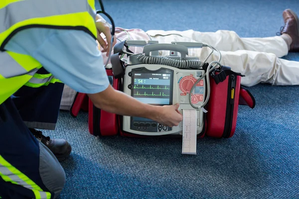 Médecin paramédical utilisant un défibrillateur externe — Photo