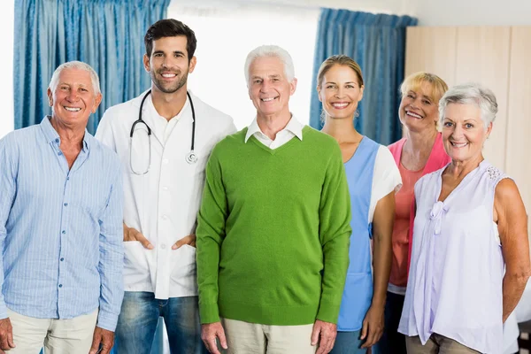 Nurse and seniors standing together — Stock Photo, Image