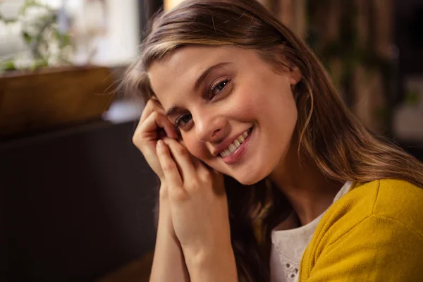 Sorrindo mulher casual sozinho — Fotografia de Stock