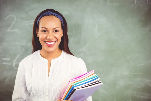 Enseignant d'école tenant des livres en classe — Photo