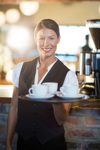 Serveerster bedrijf lade met cups — Stockfoto