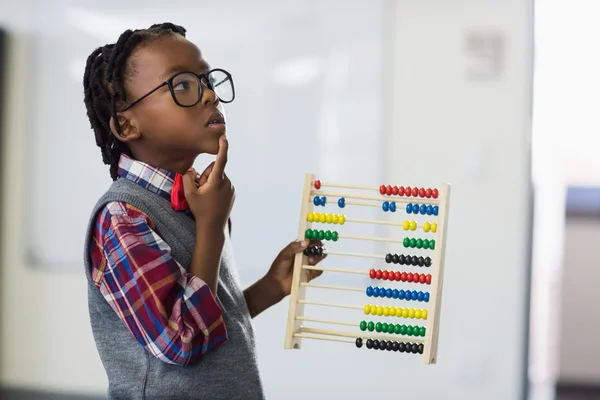 Tankeväckande skolpojke använder matematik abacus — Stockfoto