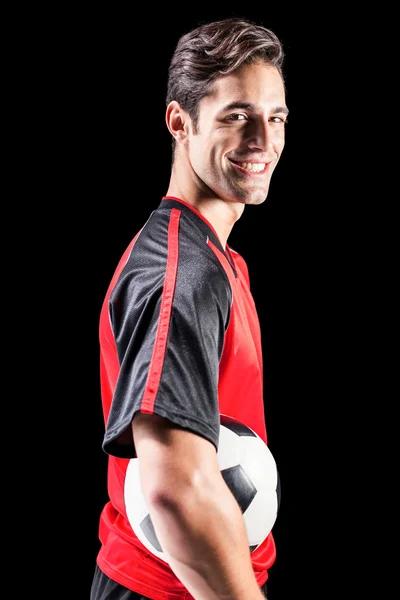 Retrato de atleta masculino feliz segurando futebol — Fotografia de Stock