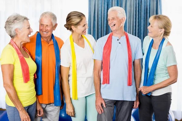 Instructor and seniors with stretching bands — Stock Photo, Image