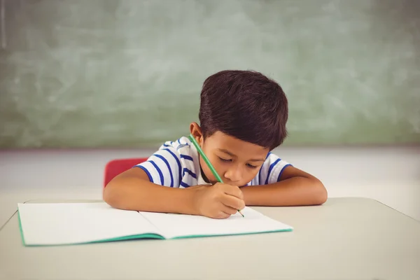 Garçon faire ses devoirs en classe — Photo