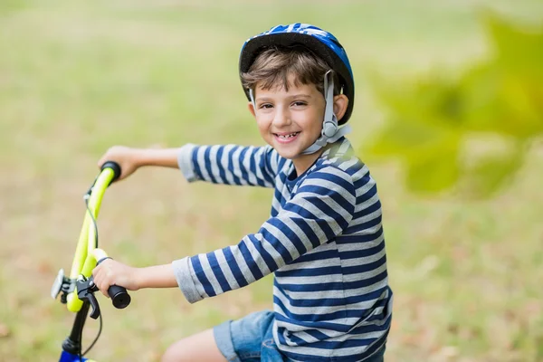 Lächelnder Junge auf dem Fahrrad — Stockfoto
