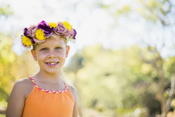 Kız giyiyor çiçek çelenk — Stok fotoğraf