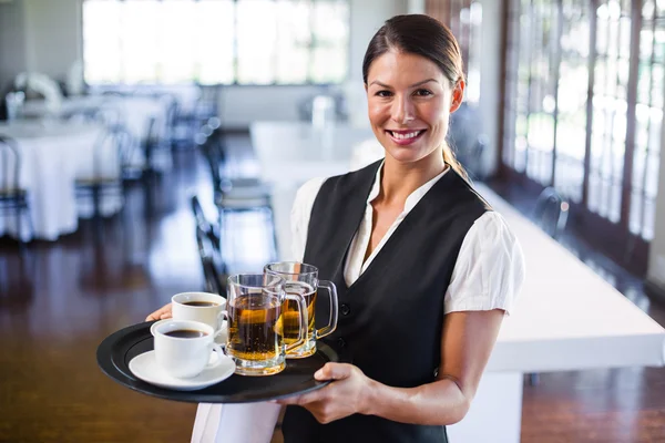 Kelnerka, trzymając tacę — Zdjęcie stockowe