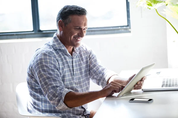 Empresario escribiendo en la tableta — Foto de Stock