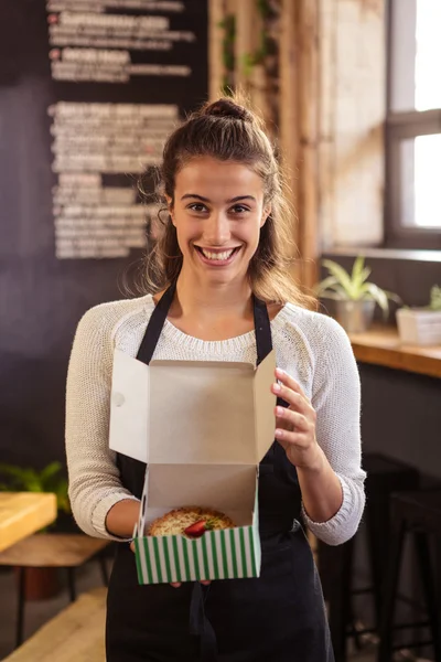 Cameriera contenente scatole con torta all'interno — Foto Stock