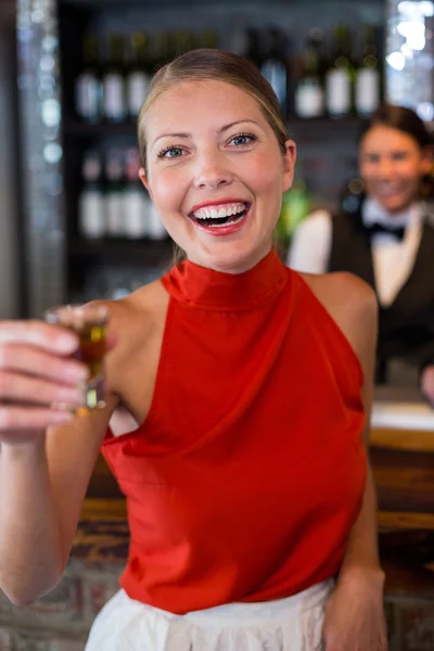 Mujer sosteniendo tequila tiro — Foto de Stock