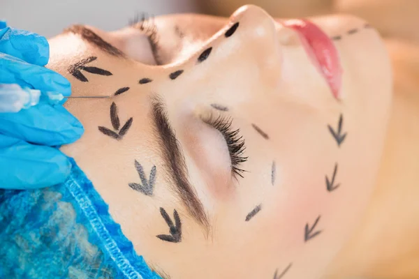 Woman receiving botox injection on forehead — Stock Photo, Image