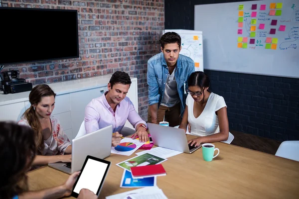 Manager leidt een ontmoeting met een groep van creatieve ontwerpers — Stockfoto