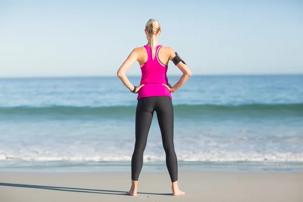 Sportswoman in piedi sulla spiaggia — Foto Stock