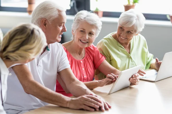 Senioren met behulp van technologie — Stockfoto