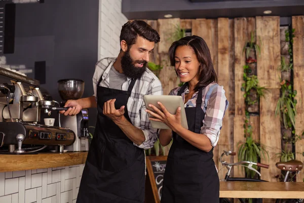 Waitress using tablet — Stock Photo, Image