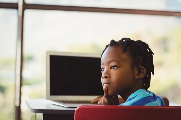 Schüler mit Laptop — Stockfoto