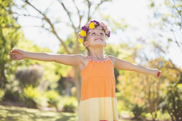 Girl wearing wreath with arms outstretched — Stock Photo, Image