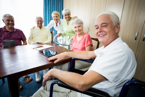 Senioren met rolstoel en voet steun — Stockfoto