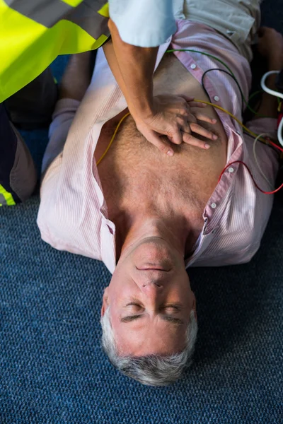 Paramedic using an external defibrillator — Stock Photo, Image