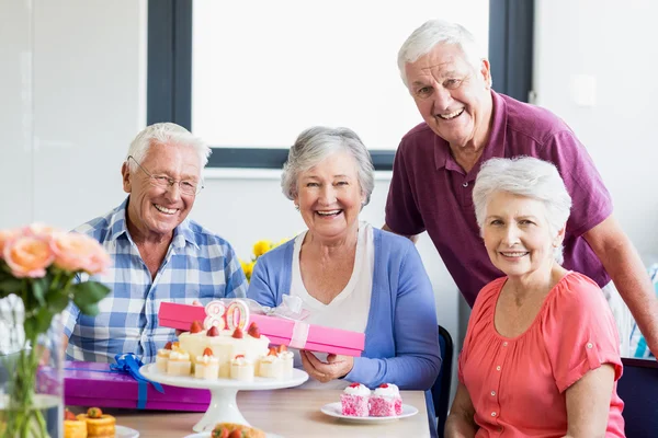 Idosos comemorando um aniversário — Fotografia de Stock