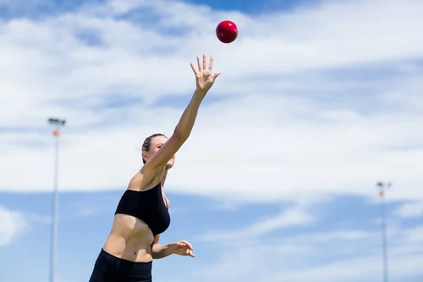 Kendine güvenen kadın atlet gülle topu atma — Stok fotoğraf