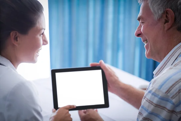 Homem sênior e médico feminino usando tablet digital — Fotografia de Stock