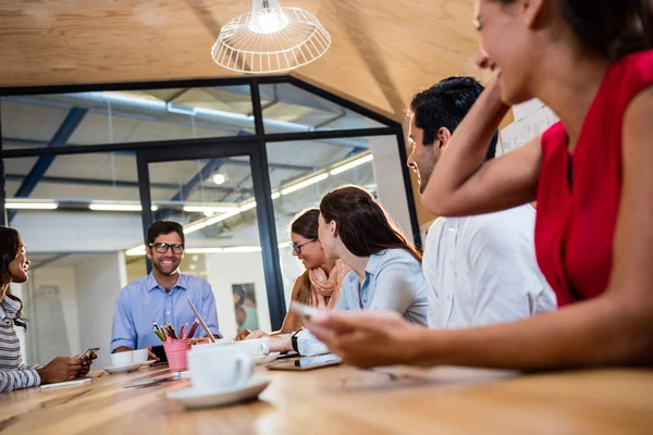 Colegas ocasionales que tienen una reunión — Foto de Stock