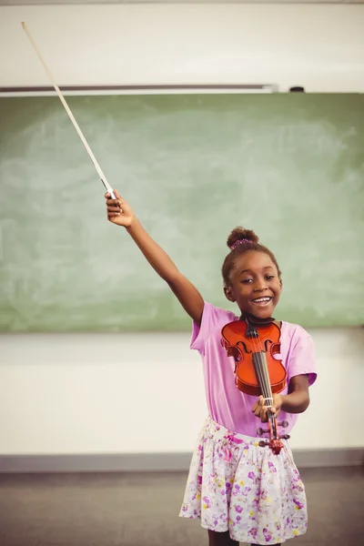 Skolflicka spela violin i klassrummet — Stockfoto