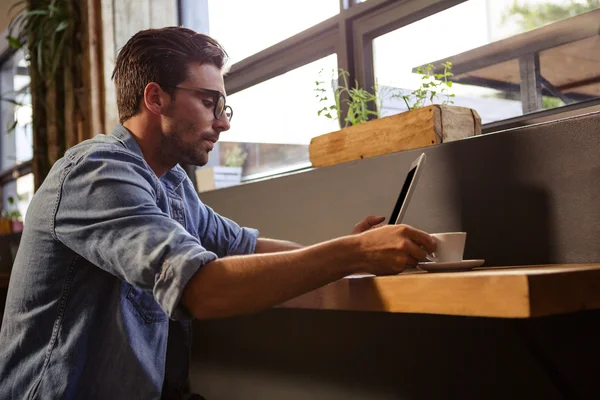 Man using tablet sitting — Stock Photo, Image