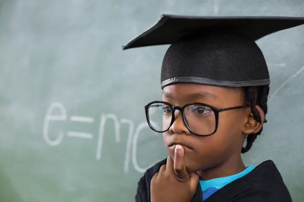 Nachdenklicher Schüler mit Mörtelbrett — Stockfoto