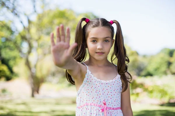 Aufgebrachtes Mädchen zeigt ihre Hand — Stockfoto