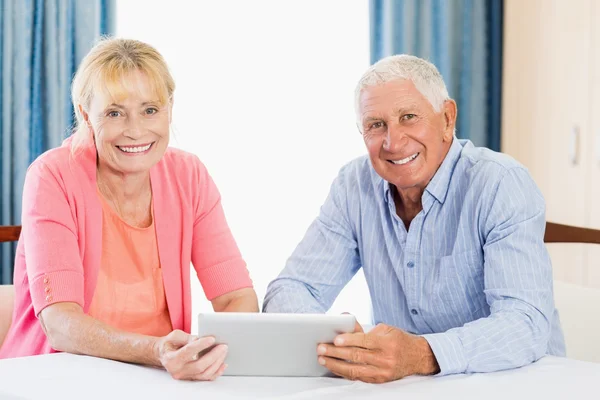 Senior para przy użyciu tabletu — Zdjęcie stockowe