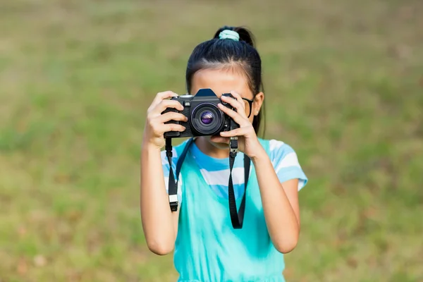 Lány kattintva fénykép fényképezőgép — Stock Fotó