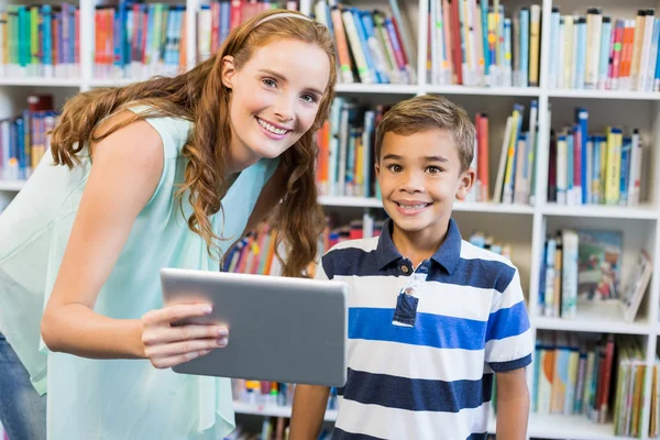 Lärare och skola pojke med hjälp av Tablet PC — Stockfoto