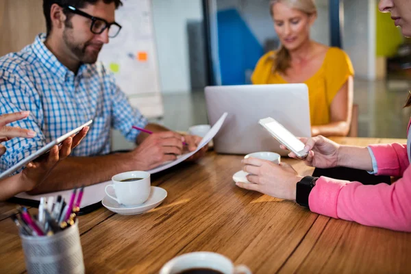 Casual business team met behulp van technologie — Stockfoto