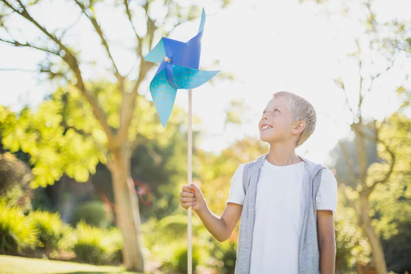 Pojken håller en vindsnurra i park — Stockfoto