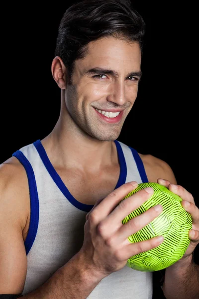 Retrato de un atleta feliz sosteniendo una pelota — Foto de Stock