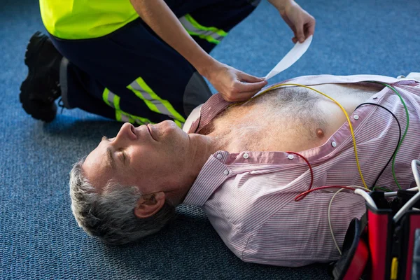 Paramedicus met behulp van een externe defibrillator — Stockfoto