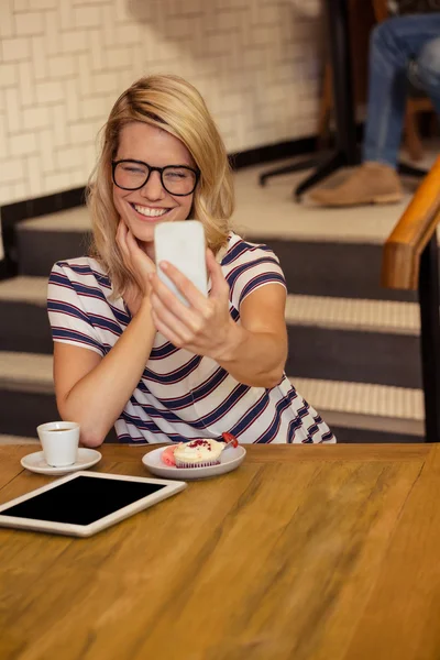 Vrouw neemt een selfie — Stockfoto