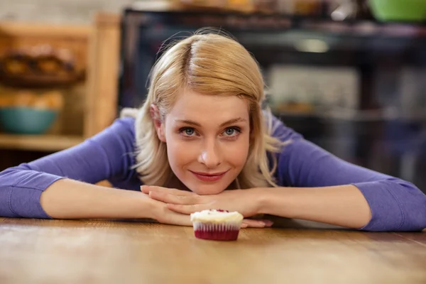 Klant met cookie in restaurant — Stockfoto