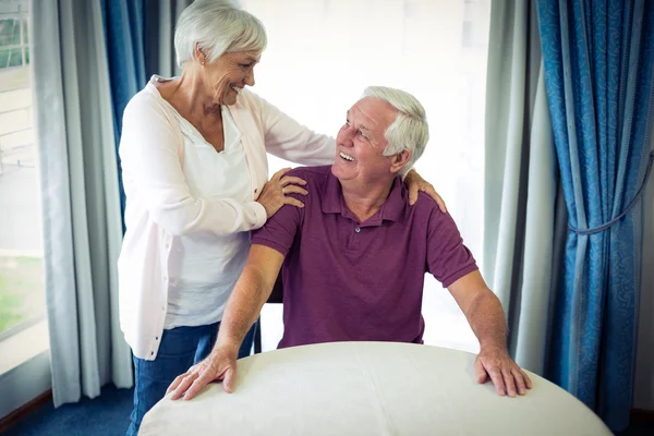 Ouderen die elkaar aankijken — Stockfoto