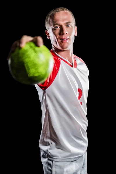 Sportsman håller en boll — Stockfoto