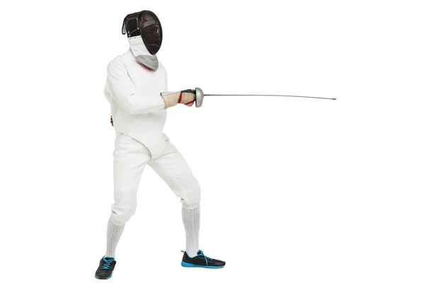 Мужчина в защитном костюме, практикующийся с мечом — стоковое фото